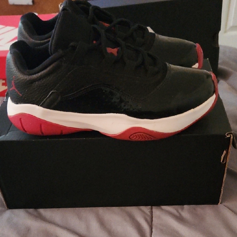 Nike Kids Sneakers Black and Red - Picture 5 of 8